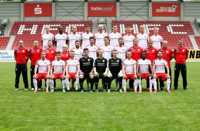 Hallescher FC Fußball Saison 2015-16 Halle Saale, 29.06.2015, Fussball, 3. Liga, Saison 2015 - 2016. , Hallescher FC Mannschaftsfototermin. , Im Bild: Hintere Reihe, v.l.: Sören Bertram, Osayamen Osawe, Timo Furuholm, Stefan Kleineheismann, Ivica Banovic, Dominic Rau, Dorian Diring, Marco Engelhardt, Maximilian Jansen. Mitte, v.l.: Steve Rohr (Physiotherapeut), Walter Moissejeno (Physiotherapeut), Jens Neumann (Physiotherapeut), Dagmar Schultze ( Betreuerin), Sascha Pfeffer, Tim Kruse, Max Barnofsky, Robin Urban, Jens Adler ( Torwarttrainer), Sven Köhler ( Trainer), Dieter Strozniak (Co-Trainer), Benjamin Duray (Co-Trainer). , Vorn, v.l.: Marcel Baude, Björn Ziegenbein, Tobias Müller, Fabian Bredlow, Lukas Königshofer, Tom Müller, Toni Lindenhahn, Patrick Mouaya, Selim Aydemir. Es fehlen: Florian Brügmann, Dr. Thomas Bartels (Mannschaftsarzt). ,