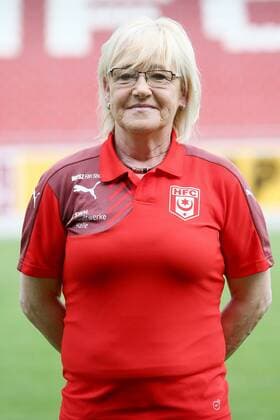 Hallescher FC Fußball Saison 2015-16 Halle Saale, 29.06.2015, Fussball, 3. Liga, Saison 2015 - 2016. , Hallescher FC Mannschaftsfototermin Portrait Porträt. , Im Bild: Betreuerin Dagmar Schultze. ,