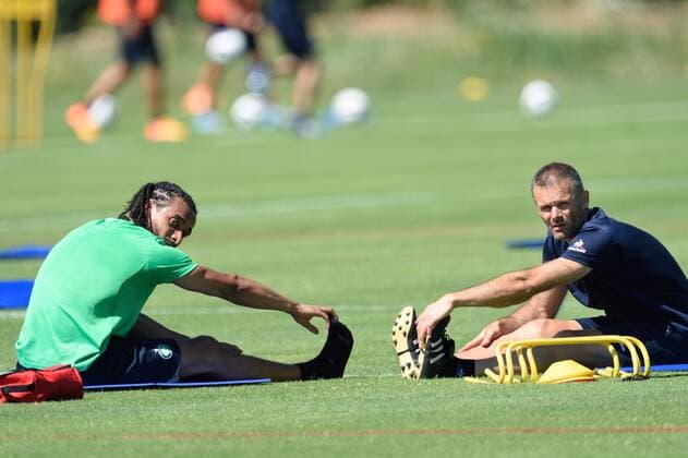 Benoit Assou Ekotto et Thierry Cotte (preparateur physique) FOOTBALL : AS Saint Etienne - Ligue 1 - 30 06 2015 FredericChambert Panoramic 