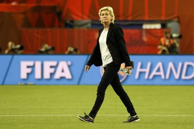 geht erhobenen Hauptes vom Platz, Silvia Neid (Trainerin, Coach, Deutschland), nach der Niederlage gegen die USA, verloren, Fussball, FIFA Frauen-WM 2015, Deutschland - USA, xozx