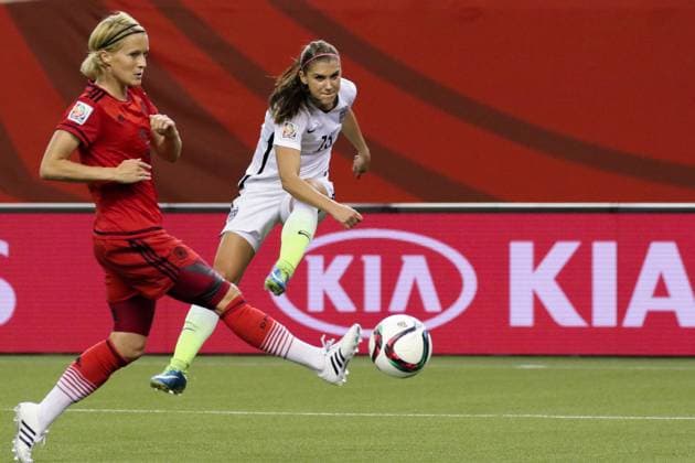v.li.: Saskia Bartusiak (Deutschland), Alex Morgan (USA) schießt aufs Tor, Torschuss, Fussball, FIFA Frauen-WM 2015, Deutschland - USA, xozx