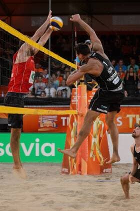 30.06.2015, Den Haag, Hofvijver Stadion World Championships Weltmeisterschaft 2015, Vorrunde Block Chaim Schalk ( 1 CAN) - Angriff Jonathan Erdmann ( 1 GER)