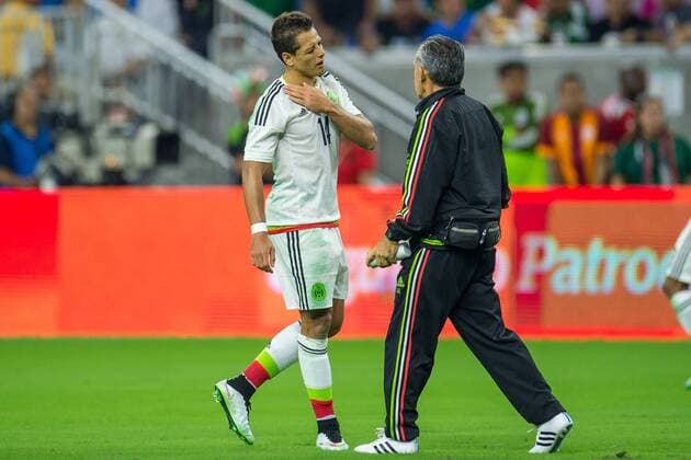 July 1, 2015: Mexico forward Javier Hernandez (14) touches his injured shoulder while talking to a trainer during the 1st half of an international soccer match between Honduras and Mexico at NRG Stadium in Houston, TX. .. Soccer 2015: Honduras vs Mexico JUL 1 - ZUMAc04_