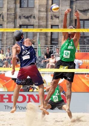 Aktuell Beachvolleyball WM in Amsterdam Lunene (L) of USA attacks Ricardo of Brazil on July 2 ,2015 in Amsterdam,Netherlands durind time out Beach volleyball Beachvolleyball World Championships. Imago Paulo Amorim