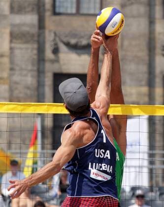 Aktuell Beachvolleyball WM in Amsterdam Lucena (L) of USA vies with Ricardo (R) of Brazil on July 2 ,2015 in Amsterdam,Netherlands durind time out Beach volleyball Beachvolleyball World Championships. Imago Paulo Amorim