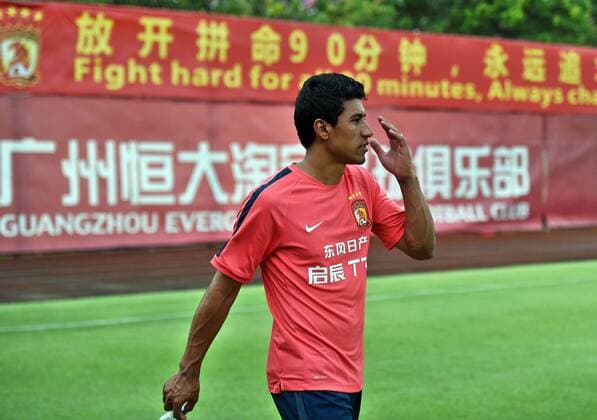 (150702) --GUANGZHOU, July 2, 2015 -- Brazilian football player Jose Paulo Bezerra Maciel Junior (Paulinho) arrives at the training court in Guangzhou, China, July 2, 2015. Paulinho moved from Tottenham Hotspur of English Premier League to Chinese Super League champion Guangzhou Evergrande on a four-year deal. ) (SP)CHINA-GUANGZHOU-FOOTBALL-PAULINHO LiuxDawei 