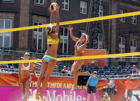 Aktuell Beachvolleyball WM in Amsterdam Bansley (R) of Canada attacks Tsimbalova (C) of Kazakhstan on July 2 ,2015 in Amsterdam,Netherlands durind time out Beach volleyball Beachvolleyball World Championships. Imago Paulo Amorim