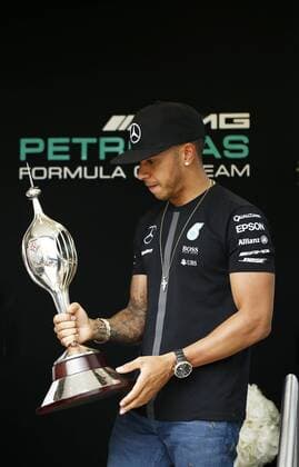 Motorsports: FIA Formula One World Championship WM Weltmeisterschaft 2015, Grand Prix of Great Britain, 44 Lewis Hamilton (GBR, Mercedes AMG Petronas Formula One Team) with trophy xHOCHxZWEIx