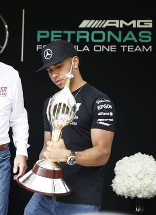 Motorsports: FIA Formula One World Championship WM Weltmeisterschaft 2015, Grand Prix of Great Britain, 44 Lewis Hamilton (GBR, Mercedes AMG Petronas Formula One Team) with trophy xHOCHxZWEIx
