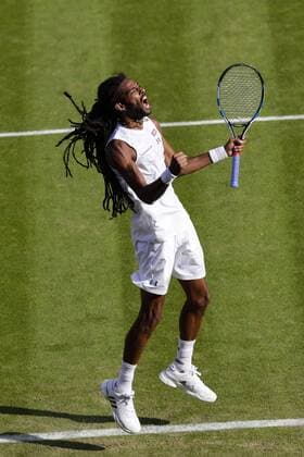 Aktuell Tennis, Wimbledon, Tag 4, Dustin Brown gewinnt gegen Rafael Nadal 02.07.2015. Wimbledon, England. The Wimbledon Tennis Championships. Gentlemen& x2019;s Singles second round match between tenth seed Rafael Nadal (ESP) and Dustin Brown (GER). Dustin Brown celebrates winning the first set xCraigxMercerx  ActionPlus11636989