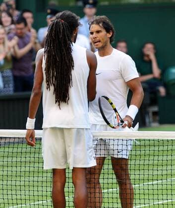 Aktuell Tennis, Wimbledon, Tag 4, Dustin Brown gewinnt gegen Rafael Nadal Tennis - 2015 Wimbledon Championships - Week One, Thursday Men s Singles, Second Round Rafael Nadal (ESP) vs. Dustin Brown (GER) Dustin Brown is congratulated by Rafa at the net on Centre Court COLORSPORT ANDREW COWIE 