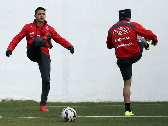 Chile s Alexis Sanchez (L) attends a training session in Santiago, Chile, on July 2, 2015. Chile will face Argentina in the final match of the America Cup Chile 2015 on Saturday. Juan Roleri TELAM) (vf) (SP)CHILE-SANTIAGO-COPA AMERICA-TRAINING e TELAM 