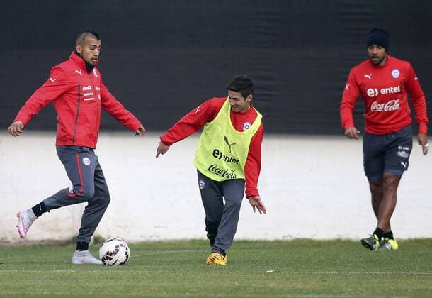 Chile s Arturo Vidal (L) attends a training session in Santiago, Chile, on July 2, 2015. Chile will face Argentina in the final match of the America Cup Chile 2015 on Saturday. Juan Roleri TELAM) (vf) (SP)CHILE-SANTIAGO-COPA AMERICA-TRAINING e TELAM 
