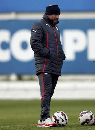 Chile s head coach Jorge Sampaoli attends a training session in Santiago, Chile, on July 2, 2015. Chile will face Argentina in the final match of the America Cup Chile 2015 on Saturday. Juan Roleri TELAM) (vf) (SP)CHILE-SANTIAGO-COPA AMERICA-TRAINING e TELAM 