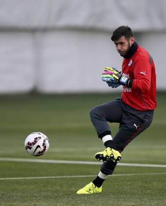 Chile s goalkeeper Paulo Garces attends a training session in Santiago, Chile, on July 2, 2015. Chile will face Argentina in the final match of the America Cup Chile 2015 on Saturday. Juan Roleri TELAM) (vf) (SP)CHILE-SANTIAGO-COPA AMERICA-TRAINING e TELAM 