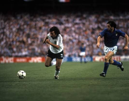 Paul Breitner (BR Deutschland) gegen Gabriele Oriali (Italien)