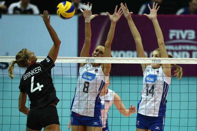 (150703) -- BEILUN, July 3, 2015 -- Brinker (L) of Germany spikes the ball during the match against Russia during the 2015 FIVB Volleyball World Grand Prix in Beilun, east China s Zhejiang Province, July 3, 2015. Russia won 3-1. ) (SP)CHINA-BEILUN-VOLLEYBALL-WORLD GRAND PRIX JuxHuanzong 