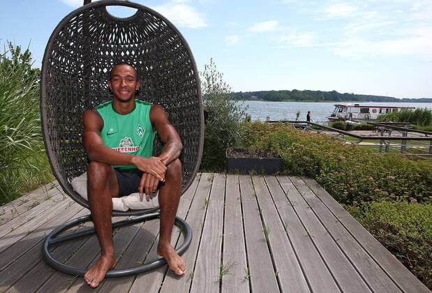 Aktuell Fußball, Fotoshooting mit Melvyn Lorenzen Freitag 03.07.2015, Fussball, Herren, 1. Bundesliga, Saison 2015 16, Trainingslager Werder Bremen in Neuruppin, Tag 2: Melvyn Lorenzen (Werder Bremen) DeFodi502