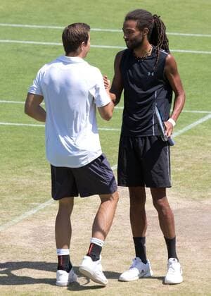 Azarenka Coach Alexander (Sascha) Bajin begruesst Dustin Brown (GER) beim Training, Tennis - Wimbledon 2015 - Grand Slam ITF ATP Tennis Herren WTA Tennis Damen - AELTC - London - - Great Britain - 3 July 2015. Juergen Hasenkopf