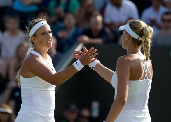 Kristina Mladenovic gratuliert der Siegerin Victoria Azarenka (BLR) am Netz, Tennis - Wimbledon 2015 - Grand Slam ITF ATP Tennis Herren WTA Tennis Damen - AELTC - London - - Great Britain - 3 July 2015. Juergen Hasenkopf