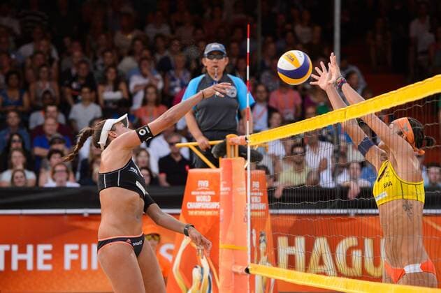 03.07.2015, Den Haag, Hofvijver Stadion World Championships Weltmeisterschaft 2015, Halbfinale Angriff Katrin Holtwick ( 1 GER) - Block Fernanda Alves ( 2 BRA)