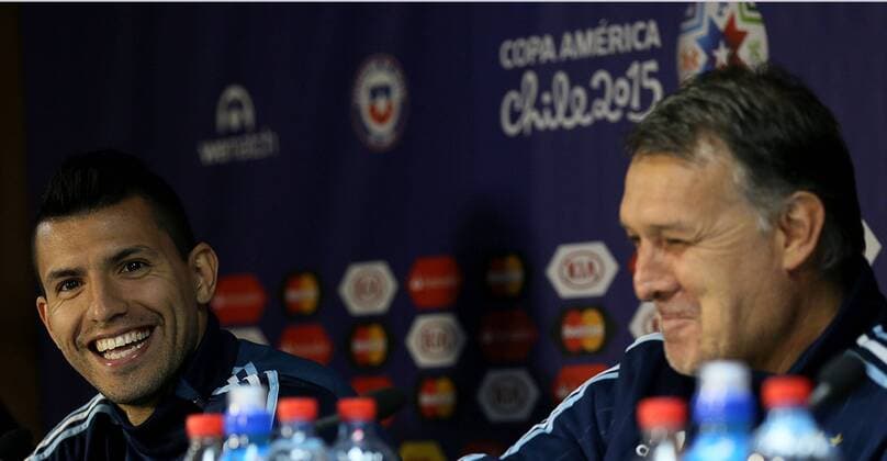 Argentina s head coach Gerardo Martino (R) and Sergio Aguero take part in a press conference PK Pressekonferenz in Santiago, Chile, on July 3, 2015. Argentina will face Chile in the final match of the Copa America Chile 2015. Claudio Fanchi ) (vf) (SP)CHILE-SANTIAGO-COPA AMERICA-ARGENTINA TELAM 