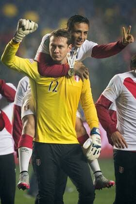 Aktuell Fußball, Copa America, Spiel um Platz 3, Peru - Paraguay Peru s goalkeeper Diego Penny (FRONT) and Victor Yotun (BACK) celebrate the victory with their medals at the end of the match for the Third Place of the America Cup Chile 2015, against Paraguay, held in the Municipal Stadium Alcaldesa Ester Roa Rebolledo , in Concepcion, Chile, on July 3, 2015. Peru won the match. ) (da) (SP)CHILE-CONCEPCION-COPA AMERICA-PERU VS PARAGUAY PedroxMera 
