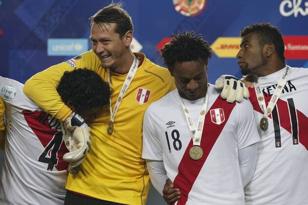 Aktuell Fußball, Copa America, Spiel um Platz 3, Peru - Paraguay Peru s Pedro Requena (L), goalkeeper Diego Penny (2-L), Andre Carrillo (2-R) and Yordy Reyna (R) pose with their medals at the end of the match for the Third Place of the America Cup Chile 2015, against Paraguay, held in the Municipal Stadium Alcaldesa Ester Roa Rebolledo , in Concepcion, Chile, on July 3, 2015. Peru won 2-0. ) (da) (SP)CHILE-CONCEPCION-COPA AMERICA-PERU VS PARAGUAY JorgexVillegas