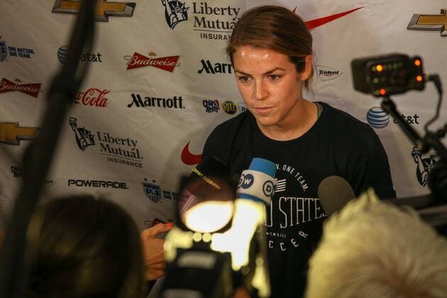 Kelley O Hara (USA), umlagert von Journalisten, auf der Pressekonferenz der USA vor dem Finale gegen Japan, Fussball, FIFA Frauen-WM 2015, Pressekonferenz, xozx