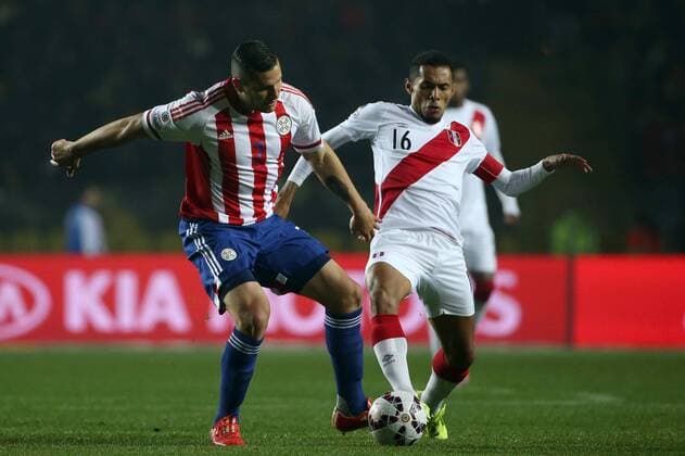 Aktuell Fußball, Copa America, Spiel um Platz 3, Peru - Paraguay Football, Peru v Paraguay. Copa America 2015. Peru s player Carlos Lobaton, right, battles for the ball against Raul Bobadilla of Paraguay during the Copa America 2015 third place, at Bicentenario Ester Roa stadium. Concepcion, Chile. 03 07 2015 Dragomir Yankovic Photosport Peru v Paraguay, tercer lugar Copa America 2015. 