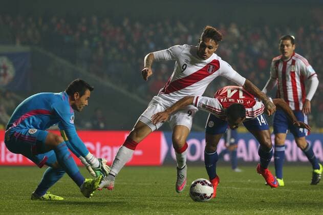 Aktuell Fußball, Copa America, Spiel um Platz 3, Peru - Paraguay Football, Peru v Paraguay. Copa America 2015. Peru s player Paolo Guerrero, right, battles for the ball against Paulo Da Silva of Paraguay during the Copa America 2015 third place, at Bicentenario Ester Roa stadium. Concepcion, Chile. 03 07 2015 Dragomir Yankovic Photosport Peru v Paraguay, tercer lugar Copa America 2015. 