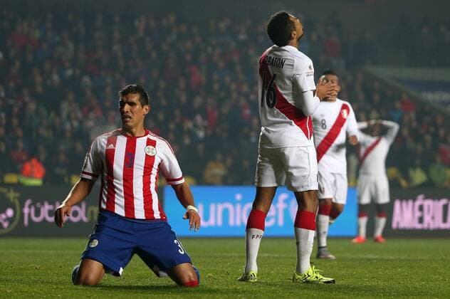 Aktuell Fußball, Copa America, Spiel um Platz 3, Peru - Paraguay Football, Peru v Paraguay. Copa America 2015. Peru s player Carlos Lobaton, right, reacts after losing a goal against Paraguay during the Copa America 2015 third place, at Bicentenario Ester Roa stadium. Concepcion, Chile. 03 07 2015 Dragomir Yankovic Photosport Peru v Paraguay, tercer lugar Copa America 2015. 