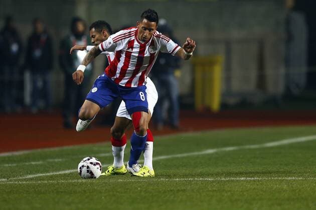 Aktuell Fußball, Copa America, Spiel um Platz 3, Peru - Paraguay Football, Peru v Paraguay. Copa America 2015. Paraguay s player Lucas Player, center, play the ball against Peru during the Copa America 2015 third place, at Bicentenario Ester Roa stadium. Concepcion, Chile. 03 07 2015 Alejandro Zonez Photosport Peru v Paraguay, tercer lugar Copa America 2015. 