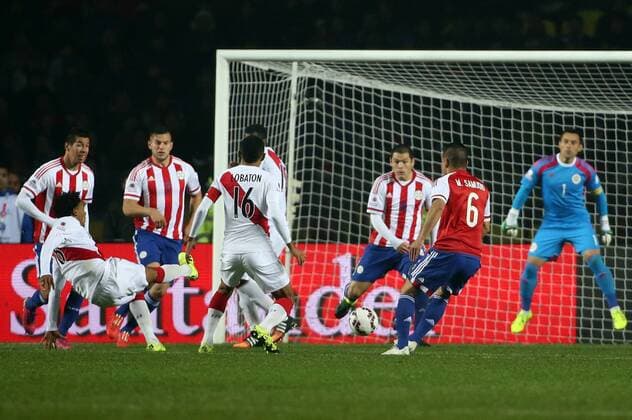 Aktuell Fußball, Copa America, Spiel um Platz 3, Peru - Paraguay Football, Peru v Paraguay. Copa America 2015. Peru s player Andre Carrillo, left, scores his goal against Paraguay during the Copa America 2015 third place, at Bicentenario Ester Roa stadium. Concepcion, Chile. 03 07 2015 Dragomir Yankovic Photosport Peru v Paraguay, tercer lugar Copa America 2015. 