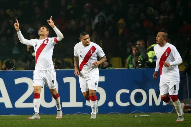 Aktuell Fußball, Copa America, Spiel um Platz 3, Peru - Paraguay Football, Peru v Paraguay. Copa America 2015. Peru s player Paolo Guerrero celebrates his goal against Paraguay during the Copa America 2015 third place, at Bicentenario Ester Roa stadium. Concepcion, Chile. 03 07 2015 Dragomir Yankovic Photosport Peru v Paraguay, tercer lugar Copa America 2015. 