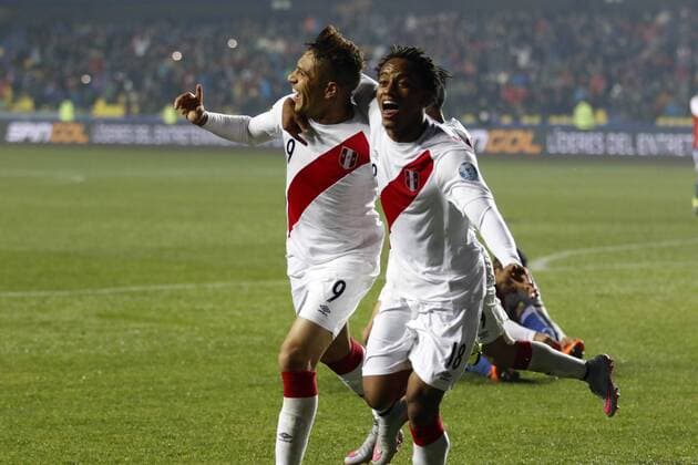 Aktuell Fußball, Copa America, Spiel um Platz 3, Peru - Paraguay Football, Peru v Paraguay. Copa America 2015. Peru s player Jose Paolo Guerrerocelebrates his goal against Paraguay during the Copa America 2015 third place, at Bicentenario Ester Roa stadium. Concepcion, Chile. 03 07 2015 Alejandro Zonez Photosport Peru v Paraguay, tercer lugar Copa America 2015. 