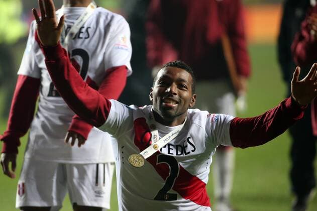 Aktuell Fußball, Copa America, Spiel um Platz 3, Peru - Paraguay Football, Peru v Paraguay. Copa America 2015. Peru s players celebrate their victory against Paraguay for Copa America 2015 third place, at Bicentenario Ester Roa stadium. Concepcion, Chile. 03 07 2015 Dragomir Yankovic Photosport Peru v Paraguay, tercer lugar Copa America 2015. 