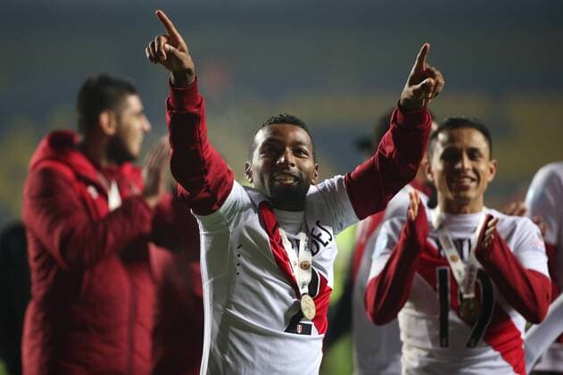 Aktuell Fußball, Copa America, Spiel um Platz 3, Peru - Paraguay Football, Peru v Paraguay. Copa America 2015. Peru s players celebrate their victory against Paraguay for Copa America 2015 third place, at Bicentenario Ester Roa stadium. Concepcion, Chile. 03 07 2015 Dragomir Yankovic Photosport Peru v Paraguay, tercer lugar Copa America 2015. 