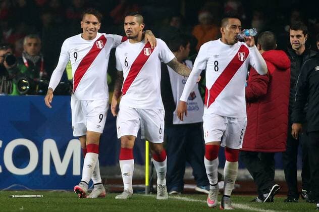 Aktuell Fußball, Copa America, Spiel um Platz 3, Peru - Paraguay Football, Peru v Paraguay. Copa America 2015. Peru s player Paolo Guerrero celebrates his goal against Paraguay with teammates during the Copa America 2015 third place, at Bicentenario Ester Roa stadium. Concepcion, Chile. 03 07 2015 Dragomir Yankovic Photosport Peru v Paraguay, tercer lugar Copa America 2015. 