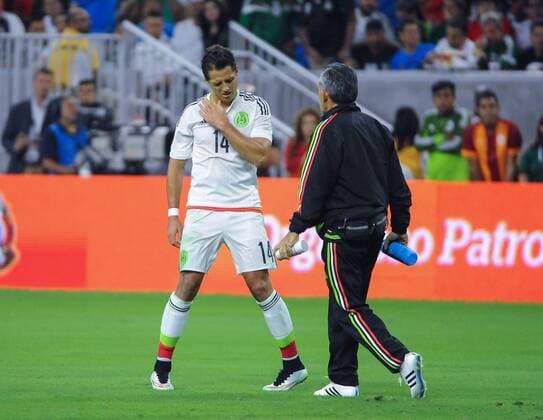 July 1st, 2015 - Mexico FW Javier Hernandez (14) injures his shoulder during the 2015 Mexican national team Nationalteam United States Tour, Mexico vs Honduras at NRG Stadium in Houston, Texas. SOCCER: JUL 01 Mexico v Honduras Icon15070101 EDITORIAL USE ONLY
