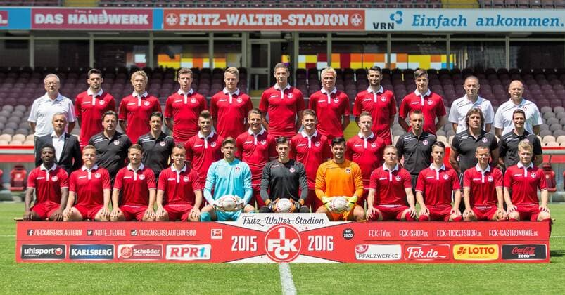 obere Reihe von links Wolfgang Wittich (Zeugwart), Sascha Mockenhaupt (1.FC Kaiserslautern), Michael Schulze (1.FC Kaiserslautern), Patrick Ziegler (1.FC Kaiserslautern), Michael Schindele (1.FC Kaiserslautern), Stipe Vucur (1.FC Kaiserslautern), Tim Heubach (1.FC Kaiserslautern), Markus Karl (1.FC Kaiserslautern), Stefan Mugosa (1.FC Kaiserslautern), Frang Saenger (Physiotherapeut), Erik Schoen (Physiotherapeut) mittlere Reihe von links Markus Schupp (Sportdirektor 1.FC Kaiserslautern), Kosta Runjaic (Trainer 1.FC Kaiserslautern), Ilia Gruev (Co Trainer 1.FC Kaiserslautern), Erik Wekesser (1.FC Kaiserslautern), Lukas Goertler (1.FC Kaiserslautern), Mateusz Klich (1.FC Kaiserslautern), Marcel Gaus (1.FC Kaiserslautern), Oliver Schaefer (Co Trainer 1.FC Kaiserslautern), Gerry Ehrmann (Torwarttrainer 1.FC Kaiserslautern), Michael Sulzmann (Reha Trainer) vordere Reihe von links Manfred Osei Kwadwo (1.FC Kaiserslautern), Ruben Jenssen (1.FC Kaiserslautern), Daniel Halfar (1.FC Kaiserslautern), Andre Fomitschow (1.FC Kaiserslautern), Julian Pollersbeck (1.FC Kaiserslautern), Marius Mueller (1.FC Kaiserslautern), Zlatan Alomerovic (1.FC Kaiserslautern), Alexander Ring (1.FC Kaiserslautern), Erik Thommy (1.FC Kaiserslautern), Chris Loewe (1.FC Kaiserslautern), Jean Zimmer (1.FC Kaiserslautern) Fussball, 2. Bundesliga, Porträttermin, 1.FC Kaiserslautern, 03.07.2015 , Copyright: Neis Eibner-Pressefoto EP_ANS