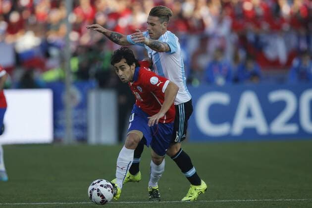 Aktuell Fußball, Copa America, Finale, Chile - Argentinien Football, Chile v Argentina Copa America 2015 . Chile s player Jorge Valdivia, right , battles for the ball against Lucas Biglia of Argentina during the match of finals of the 2015 Copa America at Nacional stadium. Santiago, Chile. 04 07 2015 Marcelo Hernandez Photosport Chile v Argentina o00 Nationalteam , Copa America 2015. 