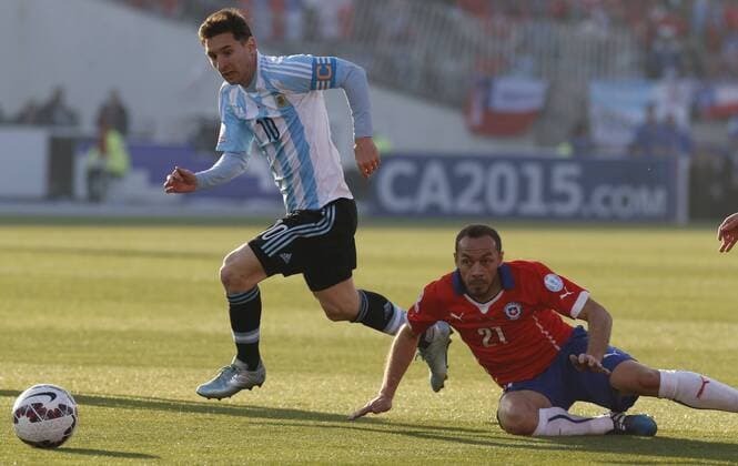 Aktuell Fußball, Copa America, Finale, Chile - Argentinien Football, Chile v Argentina Copa America 2015 . Argentina s player Lionel Messi, left, controls the ball during the finals of the Copa America 2015 football match played against Chile at the Nacional stadium in Santiago, Chile. 04 07 2015 Martin Thomas Photosport Chile v Argentina o00 Nationalteam , Copa America 2015. 
