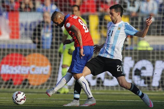 Football, Chile v Argentina Copa America 2015 . Chile s player Arturo Vidal, left , battles for the ball against Javier Pastore of Argentina during the match of finals of the 2015 Copa America at Nacional stadium. Santiago, Chile. 04 07 2015 Marcelo Hernandez Photosport Chile v Argentina o00 Nationalteam , Copa America 2015. 