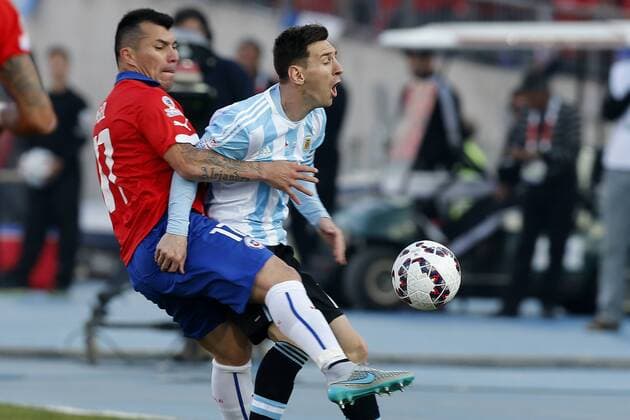 Football, Chile v Argentina Copa America 2015 . Chile s player Gary Medel battles for the ball against Lionel Messi of Argentina during the match of finals of the 2015 Copa America at Nacional stadium. Santiago, Chile. 04 07 2015 Marcelo Hernandez Photosport Chile v Argentina o00 Nationalteam , Copa America 2015. 