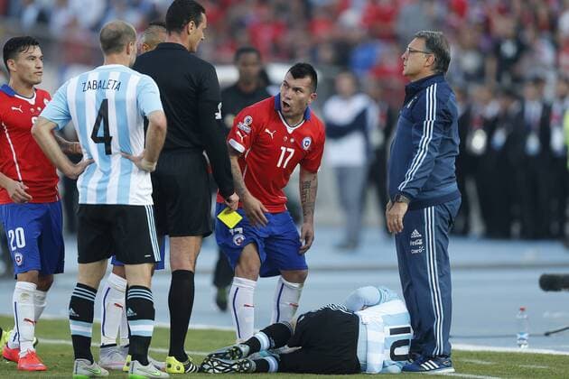 Football, Chile v Argentina Copa America 2015 . Referee Wilmar Roldan shows a yellow card to Chile s player Gary Medel during the match against Argentina for final Copa America at the National stadium in Santiago, Chile. 04 07 2015 Marcelo Hernandez Photosport Chile v Argentina o00 Nationalteam , Copa America 2015. 