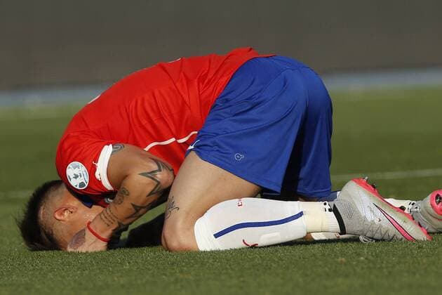 Football, Chile v Argentina Copa America 2015 . Chile s player Eduardo Vargas, right , reacts after losing a goal against Argentina during the match for finals of the 2015 Copa America at Nacional stadium. Santiago, Chile. 04 07 2015 Marcelo Hernandez Photosport Chile v Argentina o00 Nationalteam , Copa America 2015. 