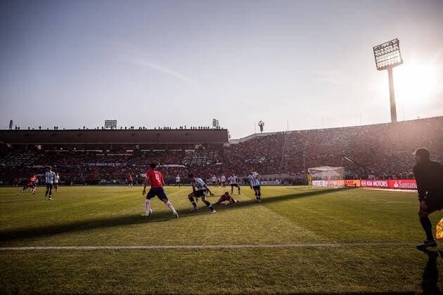 Chile x Argentina SANTIAGO, CHILE - 04 07 2015: CHILE X ARGENTINA - Lance during match between Chile x Argentina, valid for the final of the Copa America 2015 held at the National Stadium Julio Mart?nez Pr?danos. (Photo: Marcelo Machado de Melo FotoArena)  MarceloxMachadoxdexMelo