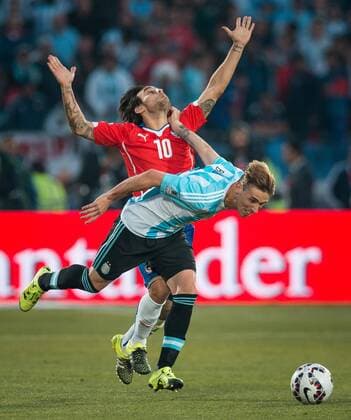 Chile x Argentina SANTIAGO, CHILE - 04 07 2015: CHILE X ARGENTINA - Argentina L. Biglia ball dispute with Jorge Valdivia of Chile during match between Chile x Argentina, valid for the final of the Copa America 2015 held at the National Stadium Julio Mart?nez Pr?danos. (Photo: Marcelo Machado de Melo FotoArena)  MarceloxMachadoxdexMelo