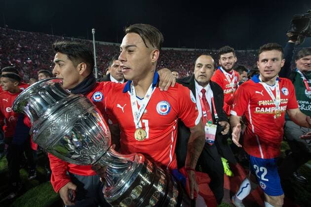 Chile x Argentina SANTIAGO, CHILE - 04 07 2015: CHILE X ARGENTINA - Eduardo Vargas of Chile celebrates with the trophy after beating Argentina on penalties disputes in the match between Chile x Argentina, valid for the final of the Copa America 2015 held at the National Stadium Julio Mart?nez Pr?danos . (Photo: Marcelo Machado de Melo FotoArena)  MarceloxMachadoxdexMelo